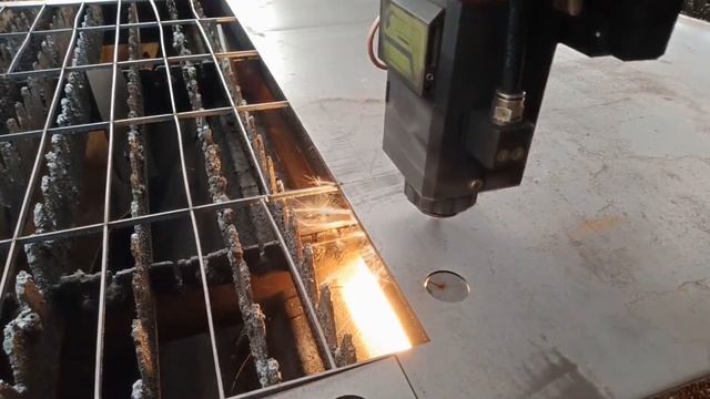 Станок лазерной резки металла, производство изделий. Лазерная резка металлов и сплавов. смотреть онлайн