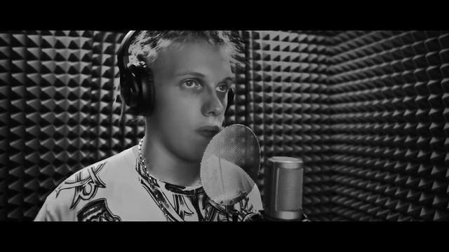 Максим Апрятин читает свое стихотворение - Друзьям смотреть онлайн