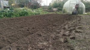 Как легко вспахать огород мотоблоком с плугом (перезалив)