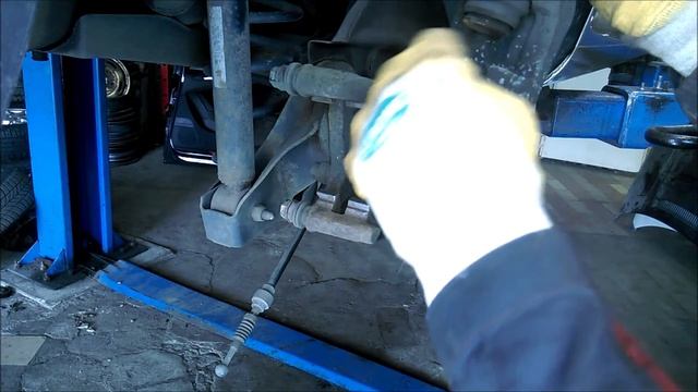 ЗАМЕНА ЗАДНИХ ТОРМОЗНЫХ ДИСКОВ И КОЛОДОК / VOLKSWAGEN GOLF 4 / 75Kw 2003 смотреть онлайн