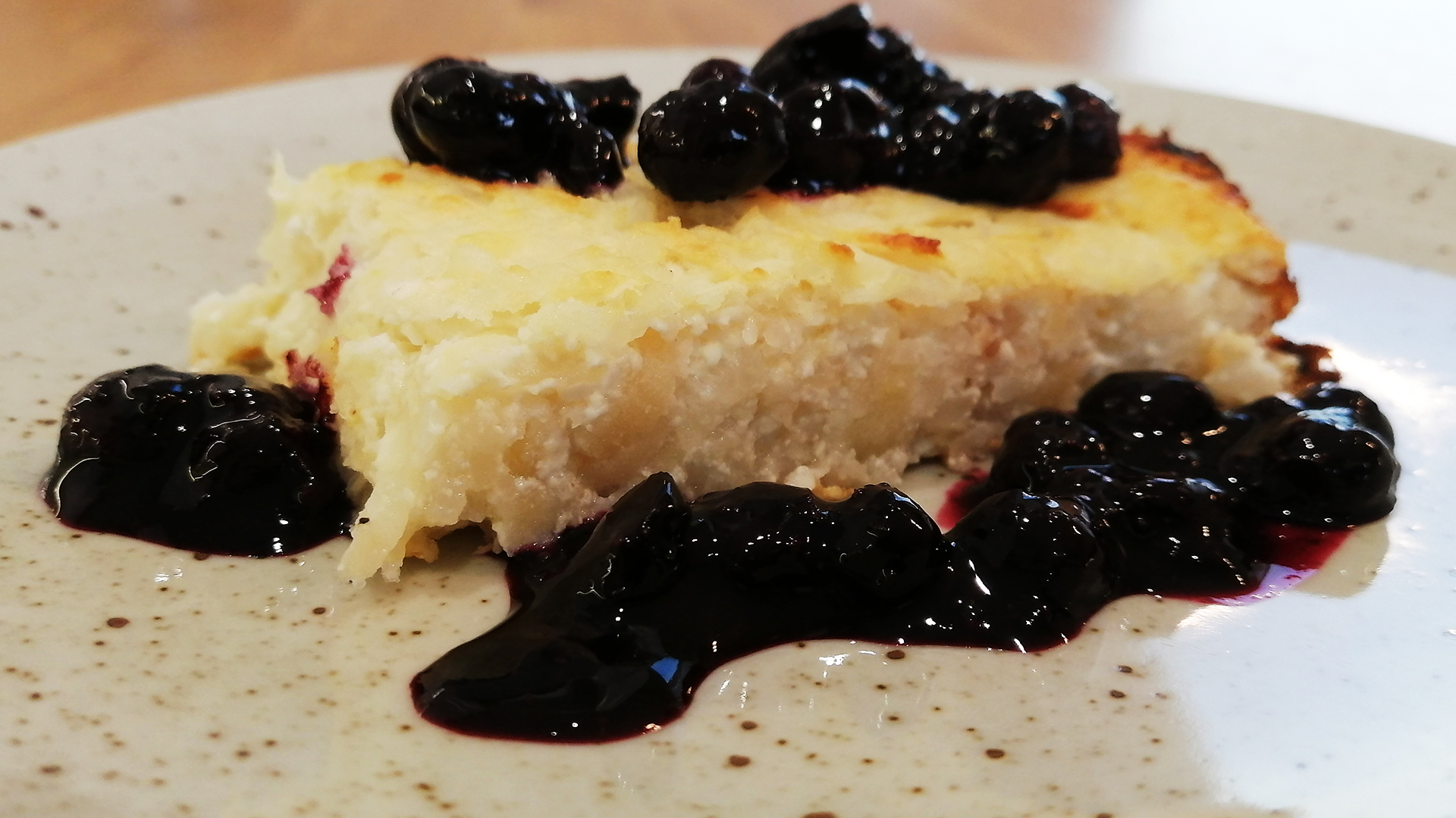 ТВОРОЖНАЯ ЗАПЕКАНКА с рисом, яблоком и черничным соусом смотреть онлайн