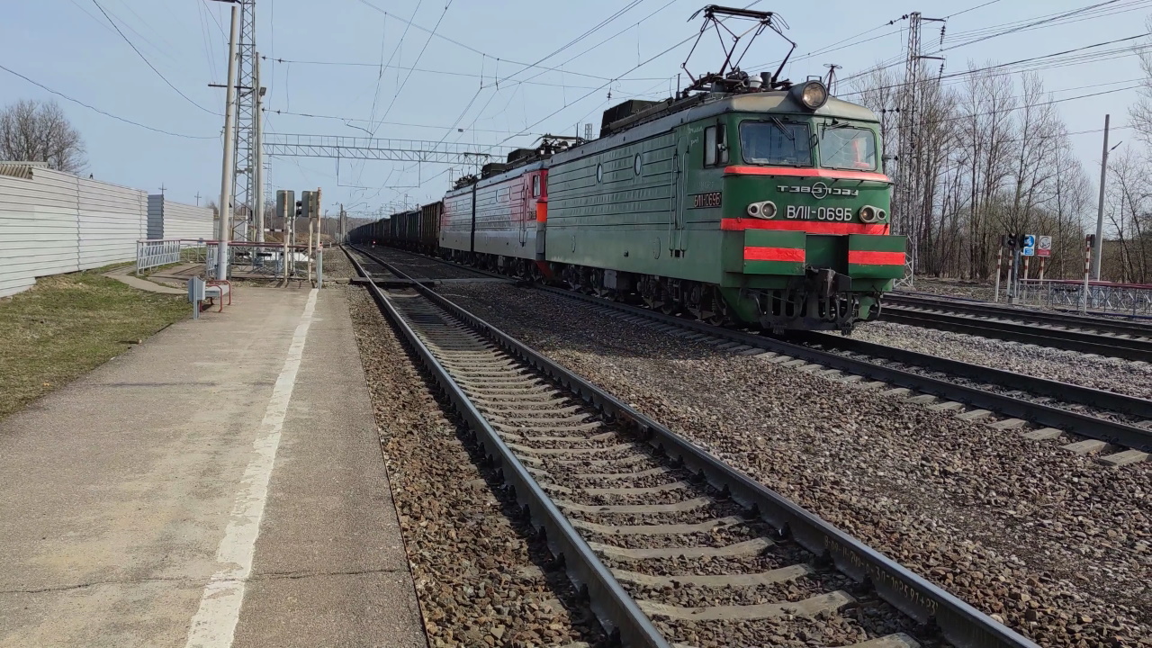 Электровоз ВЛ11-069Б/ВЛ11-083 с грузовым поездом. смотреть онлайн