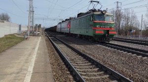 Электровоз ВЛ11-069Б/ВЛ11-083 с грузовым поездом.