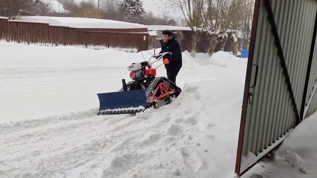 Расчистка снега отвалом на мотоблоке с гусеницами Крутец смотреть онлайн