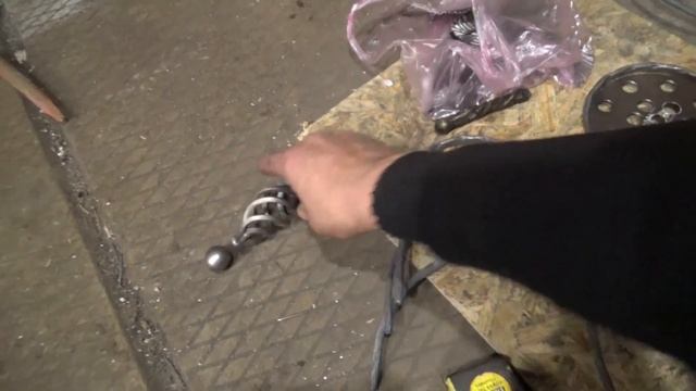 Подставка под шампура. Ковка. Патинирование кованых изделий. смотреть онлайн