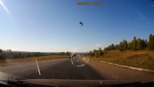 смотрим в зеркала при обгоне! смотреть онлайн