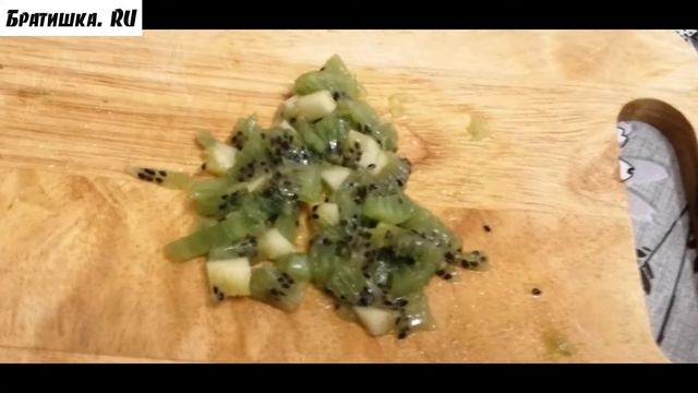 Простой и вкусный салат с киви на праздник. Кулинария с братишками. смотреть онлайн