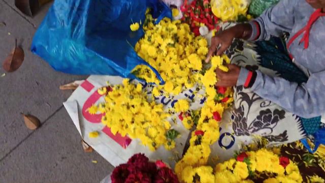 Dewan Madhava Rao road side how people are Selling all the Fresh Fruits and Vegetables. смотреть онлайн