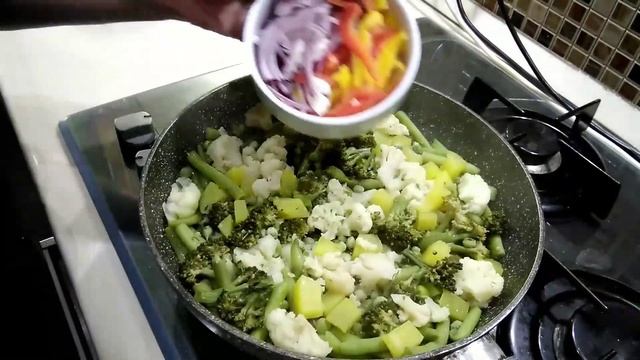 Брокколи, цветная капуста, спаржевая фасоль и другие овощи со спагетти. Готовим постное блюдо. смотреть онлайн