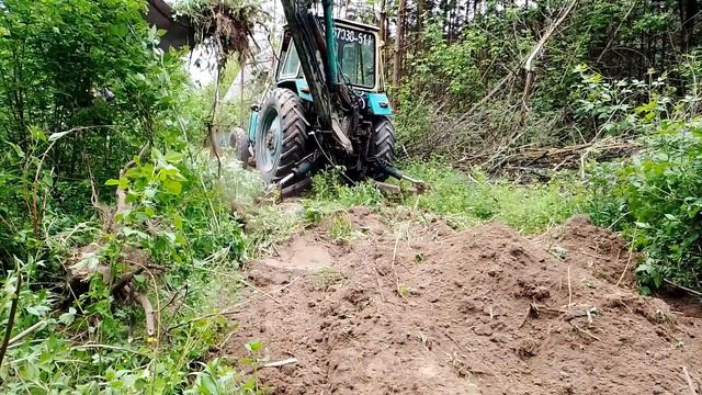 ЮМЗ эо2621 пробить дорогу через лес.