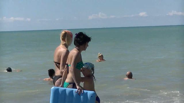 Сочи-Адлер, ловим волны, Софию чуть не смыло волной. смотреть онлайн