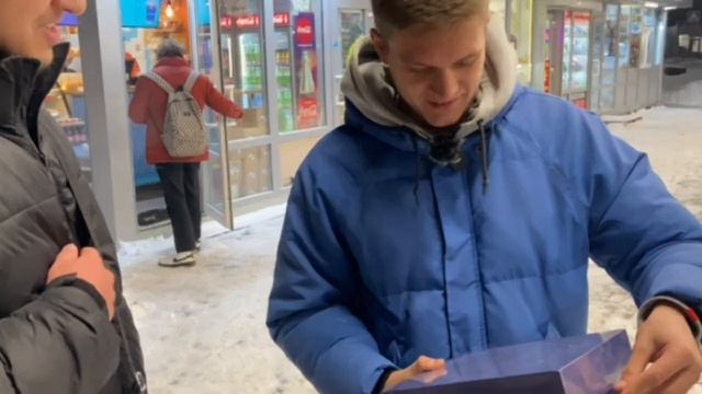 СБРОСИЛ НАУШНИКИ БУСТЕРА С 24 ЭТАЖА смотреть онлайн