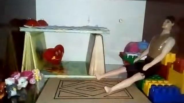 Как сделать дом для Барби из подручных материалов? смотреть онлайн