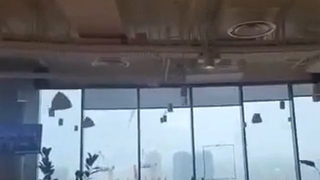 Внутри здания во время землетрясения смотреть онлайн