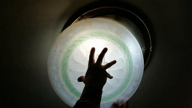 КАК ЛЕГКО ПОМЕНЯТЬ ЛАМПОЧКУ В ПОТОЛОЧНОМ СВЕТИЛЬНИКЕ. смотреть онлайн