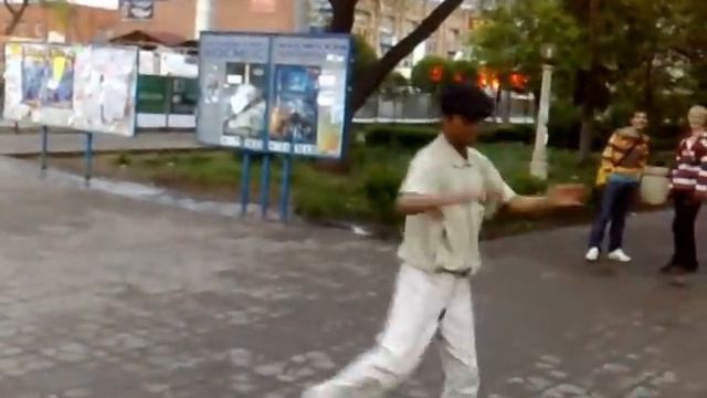 Вот так у нас танцуют бомжи TECKTONIK RESPECT им ) смотреть онлайн