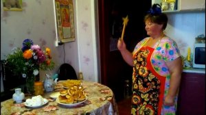 Ходит моя бабушка в фартуке цветном