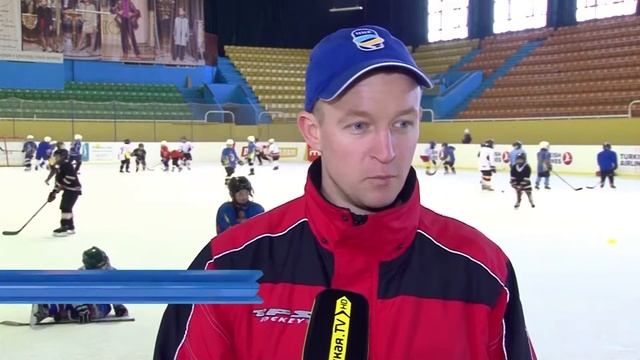 Во дворце спорта тренируется единственная в городе хоккеистка. смотреть онлайн