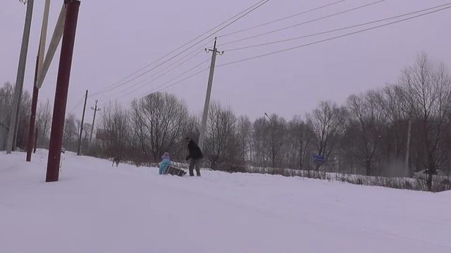 убираем снег .катаемся на санках. смотреть онлайн