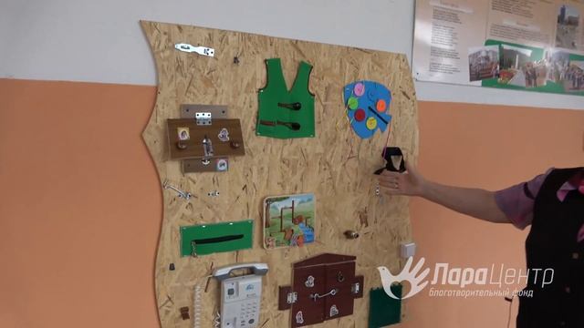 Бизи-Борды для детей в старых коридорах, требующих ремонта в «Школе коррекции и развития» смотреть онлайн