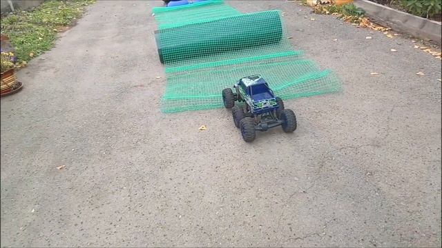 МАШИНКОЙ НА ТРАССЕ ИГРАЕМ В ФУТБОЛ ⚽? Миша выиграл ? веселый футбол #игры #дети смотреть онлайн