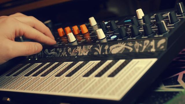 Arturia Microfreak - Relaxing Ambient Pad Into Arp