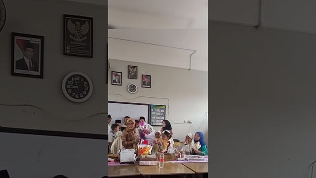 perayaan hari guru SDN O4 ULUJAMI KELAS 1B смотреть онлайн