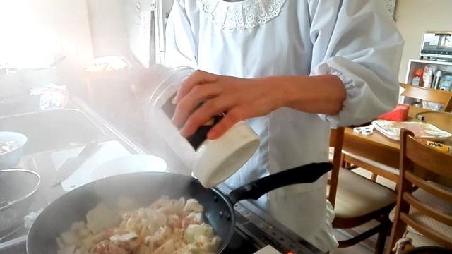 「豚肉キノコ炒め」栄養があり温まるニンニクとショウガで味付け！ смотреть онлайн