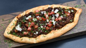 Пиде с говядиной, молодым сыром и перцем