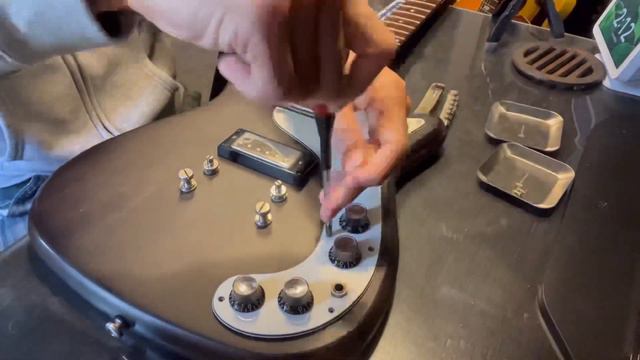 Epiphone 1966年 ウィルシャー復刻モデルの内部公開とメンテナンス смотреть онлайн