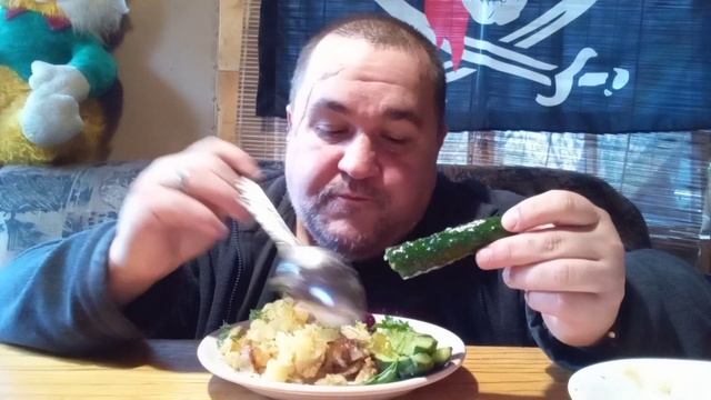 Обжор - щи, жареная картошка с малосольными огурцами смотреть онлайн