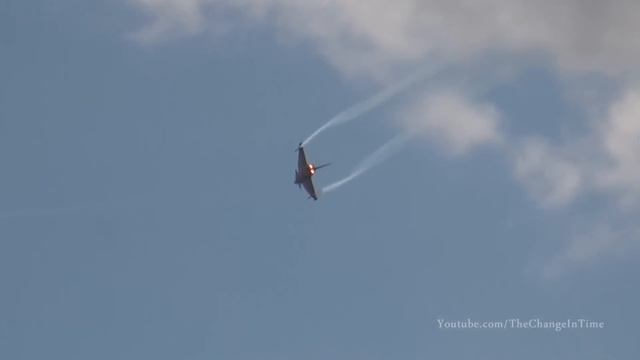 Eurofighter Typhoon - Extreme Demonstration of maneuverability смотреть онлайн