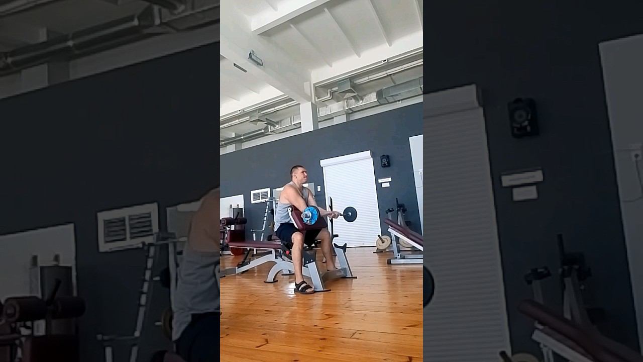 на бицепс узким хватом #тренировка #бицепс #спортклуб смотреть онлайн