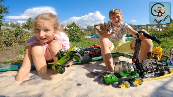 Экскаватор, погрузчик, лесовоз, грузовичок и другие машинки и игрушки в песке. Манкиту