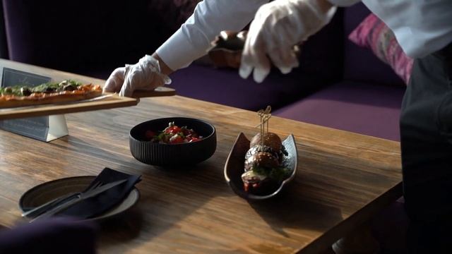 Официантка приняла заказ от нищего, не зная, что это переодетый владелец ресторана