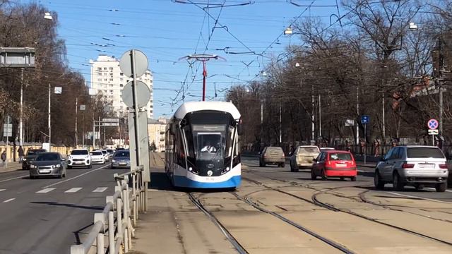71-931М Витязь-М 31188 На Улице Стромынка С Приветливым водителем трамвая смотреть онлайн