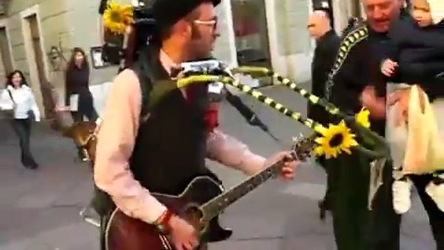 Уличный универсальный музыкант смотреть онлайн