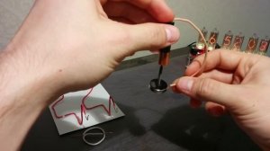 Двигатель из магнита, проволоки и батарейки