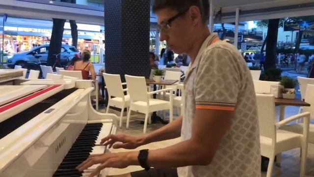 Venice cafe piano, visitors were shocked by occasional play... смотреть онлайн