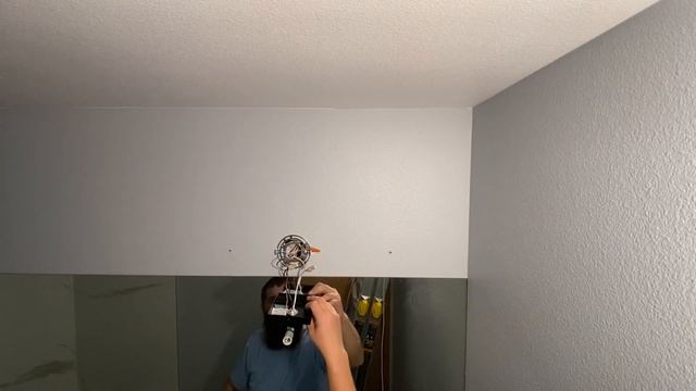 Замена светильника в ванной комнате. Replacing bathroom lighting. смотреть онлайн