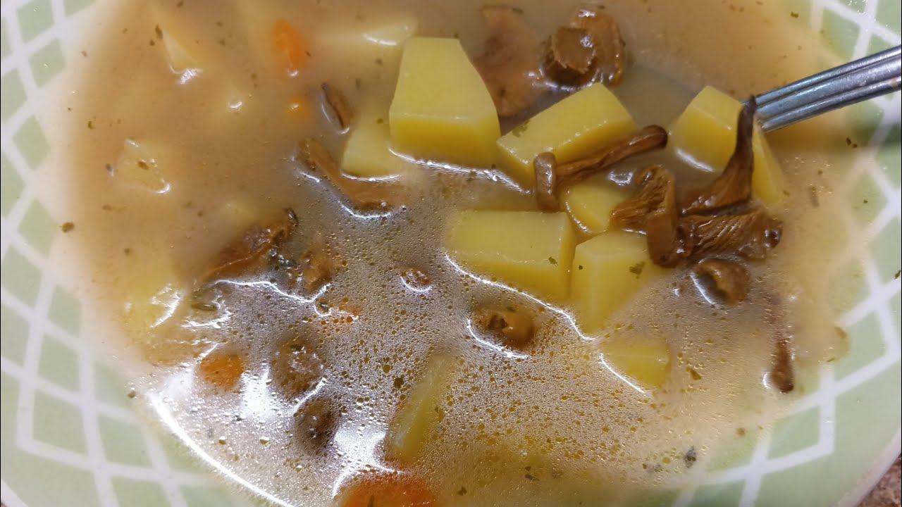 Суп с сушеными лисичками.Очень простой ,вкусный но на любителя