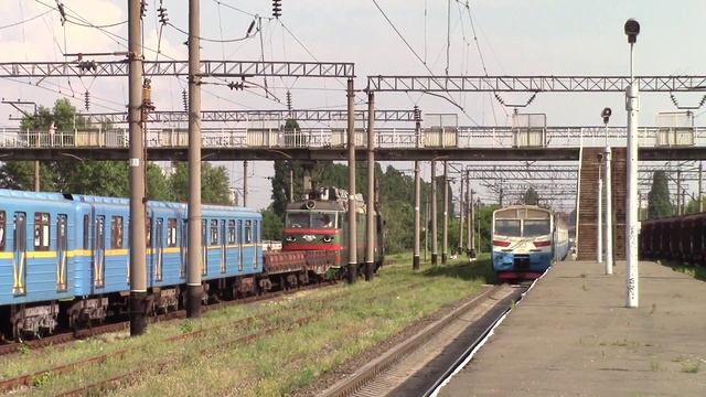 Станция Киев-Днепровский: вагоны метро и городская ЭПЛ9Т-003