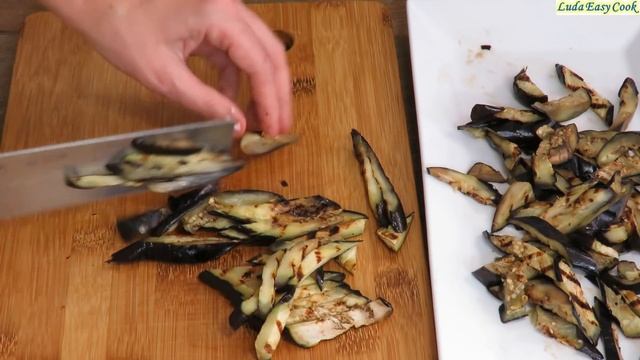 ЧУДЕСНЫЙ САЛАТ С БАКЛАЖАНАМИ ПЕРЦЕМ И ЛЕГКОЙ ЗАПРАВКОЙ | Grilled Eggplant Salad Recipe смотреть онлайн