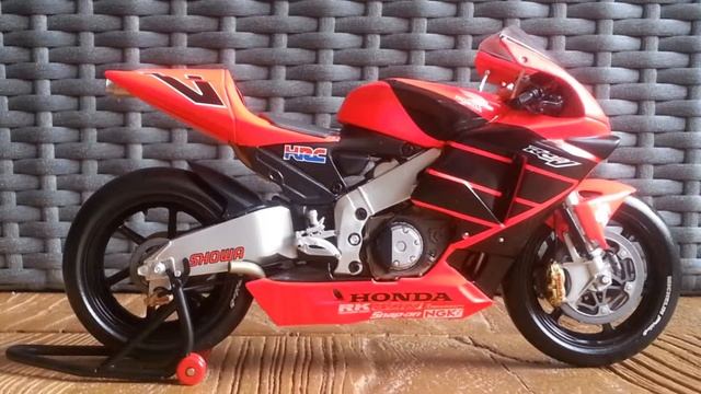 Honda RC211V Summer Testbike, Valentino Rossi 2001 смотреть онлайн