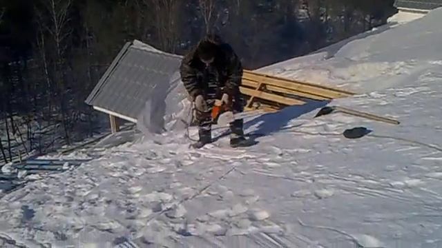 Кровельщики распиливают снег бензопилой на крыше 8-эт.! смотреть онлайн