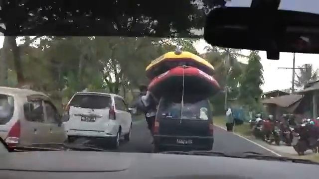 Transporting kayaks through the roads of Java смотреть онлайн