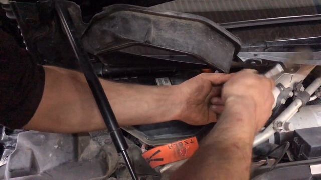 Tesla 12v battery replacement (rwd Model S). Замена 12В батареи на Тесла (для заднеприводных) смотреть онлайн