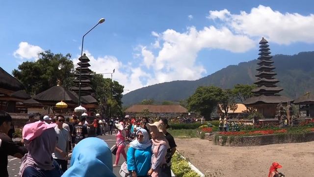 Pura Ulun Danu Beratan, Bali : A Walk through смотреть онлайн
