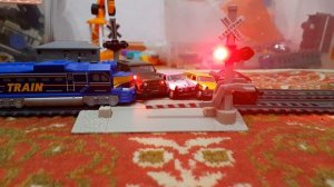 Отечественный автопром vs американский грузовой поезд. Ж/д переезд со шлагбаумом