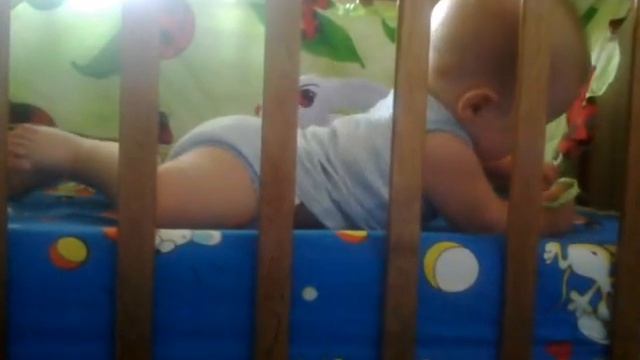 качается в кроватке смотреть онлайн